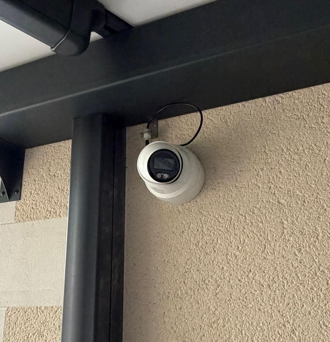 Caméra dôme installée en façade